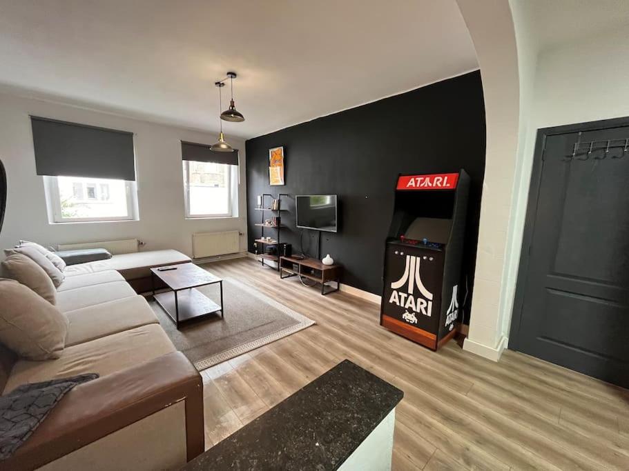韋爾維耶的住宿－Appartement Verviers，客厅配有沙发和电视