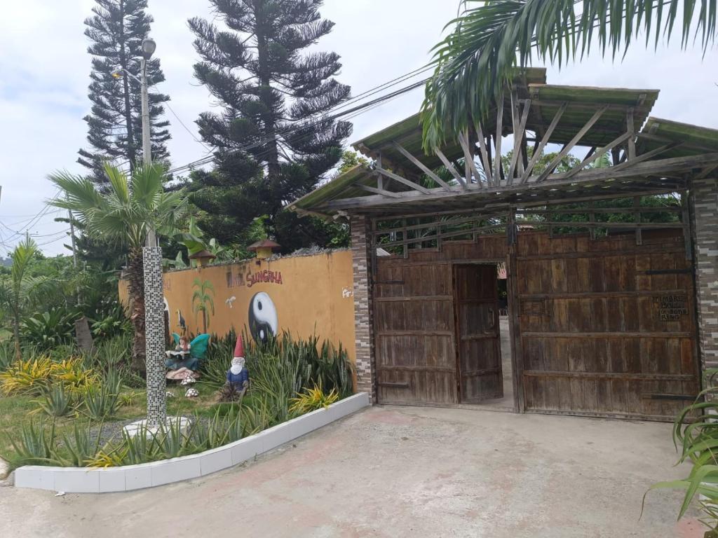 un bâtiment avec un portail et un palmier dans l'établissement Casa Shangri La, à Canoa