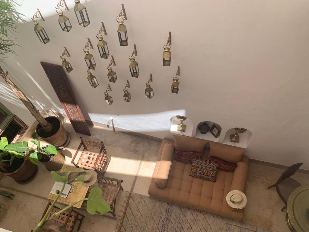 een woonkamer met een bank bij Riad la Cigale in Marrakesh