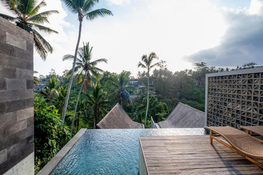 uitzicht op het zwembad vanuit de villa bij LeRosa Valley Resort in Ubud