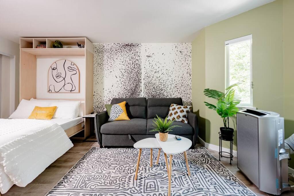 un dormitorio con una cama y un sofá en Hidden Gem: Historical Gastown, en Vancouver