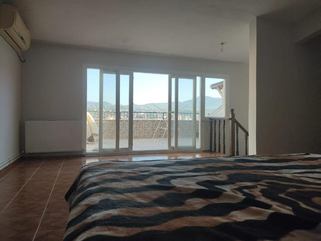 a bedroom with a bed with a view of a balcony at Yalova star in Çınarcık