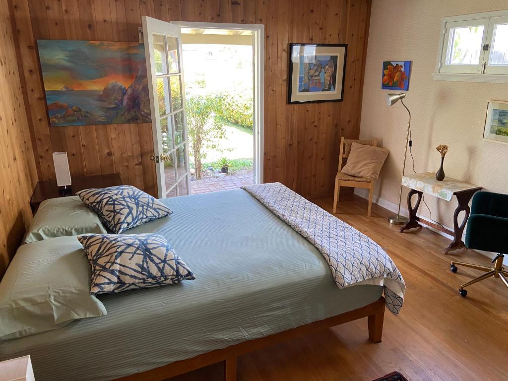 Кровать или кровати в номере Pacific Palisades Private Entrance Guest Room