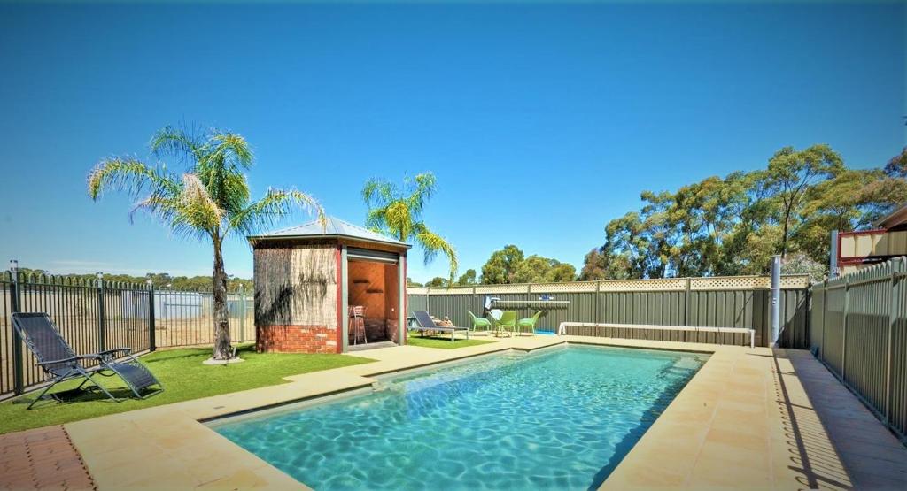 uma piscina num quintal com um gazebo em Whispering Woods House em Maryborough