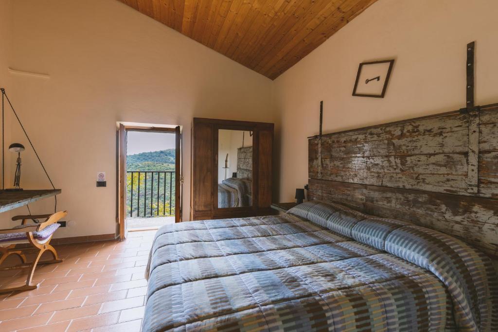 CollebaldoにあるLa fonte di Gaicheのベッドルーム(大型ベッド1台、バルコニー付)