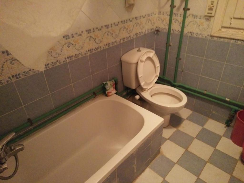uma casa de banho com banheira e WC em Sandorini country club em Banī Salāmah