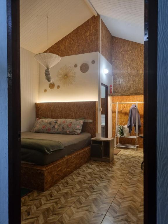 a bedroom with a bed and a ceiling at Nakhokyor Farm in Ko Yao Yai