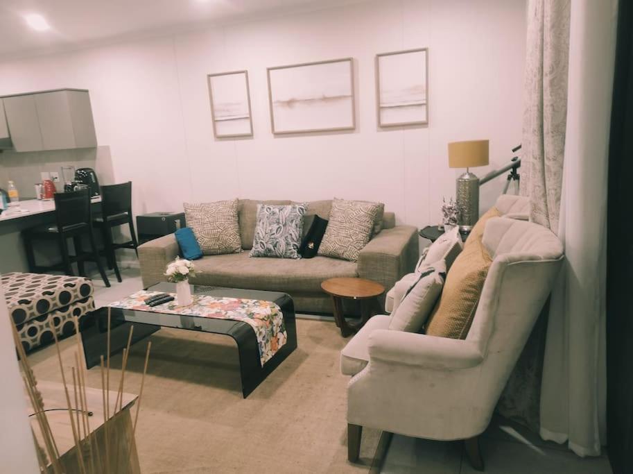 Upmarket & Luxurious 2B2B Greenstone Hill, NO LOADSHEDDING UPS, Lombardy East Precios