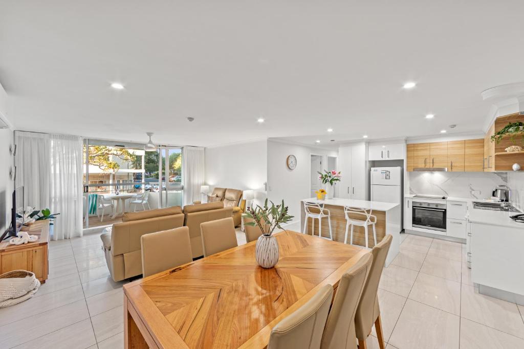 Kuchyň nebo kuchyňský kout v ubytování Newport Mooloolaba Apartments