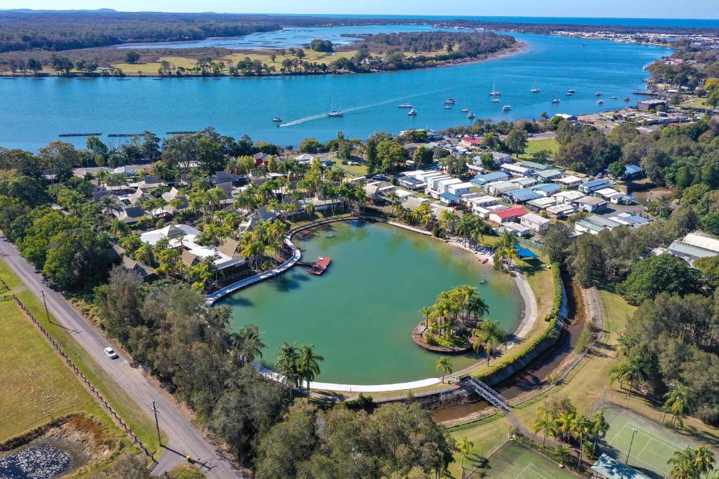 eine Luftansicht auf einen Park mit See in der Unterkunft ULTIQA Village Resort in Port Macquarie