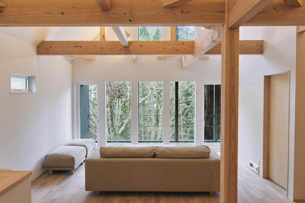 uma sala de estar com um sofá em frente a uma janela em ECHO em Yonezawa