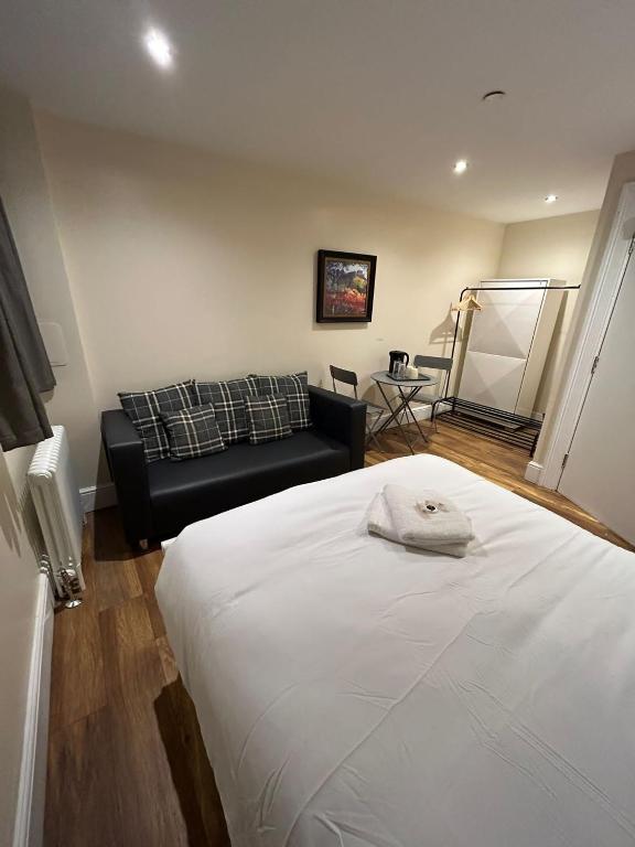 sala de estar con cama y sofá en Modern Double Room with Sofa, en Edimburgo