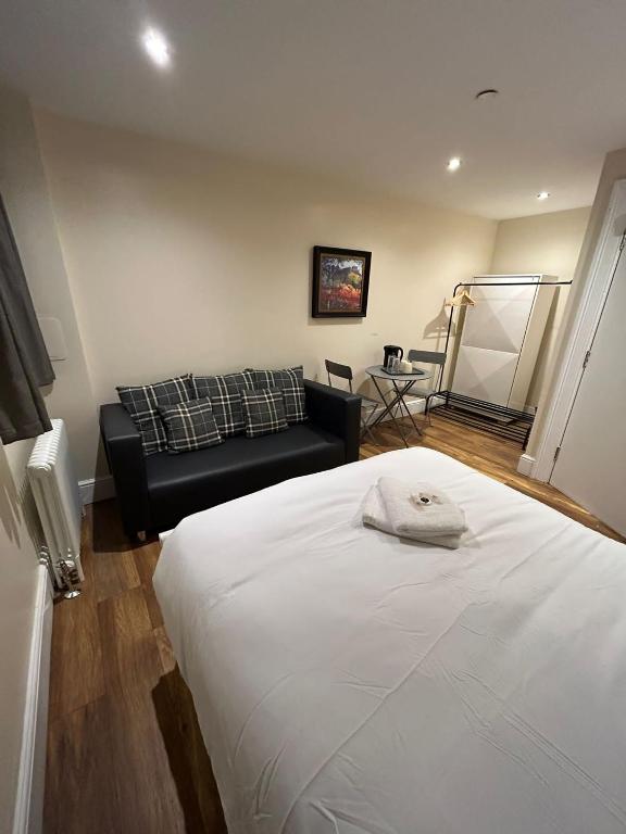 Postel nebo postele na pokoji v ubytování Modern Double Room with Sofa