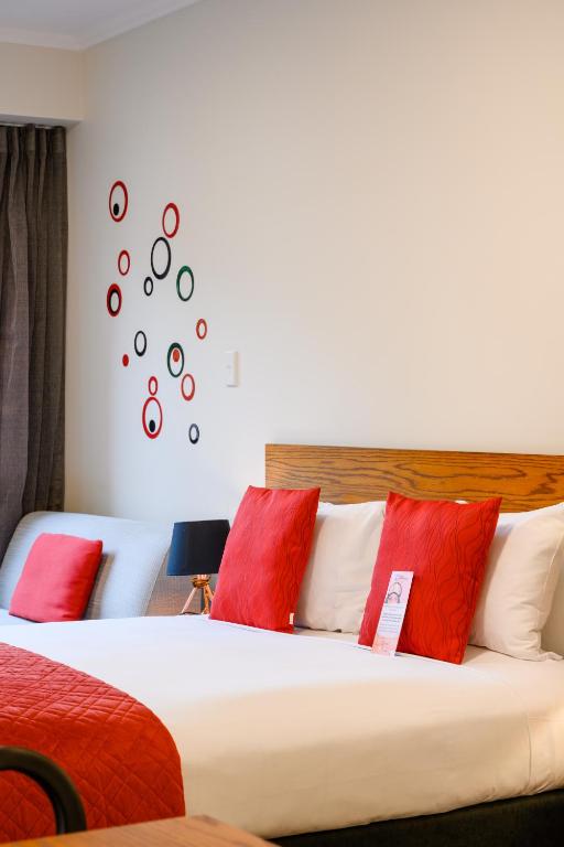 Postel nebo postele na pokoji v ubytování Boulcott Suites