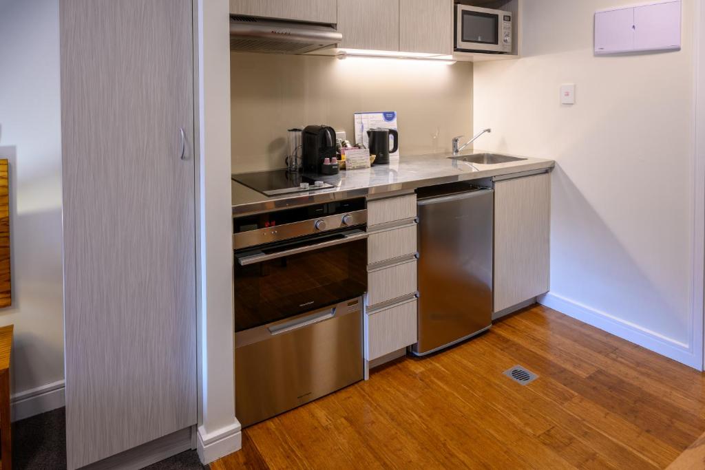 Kuchyň nebo kuchyňský kout v ubytování Boulcott Suites
