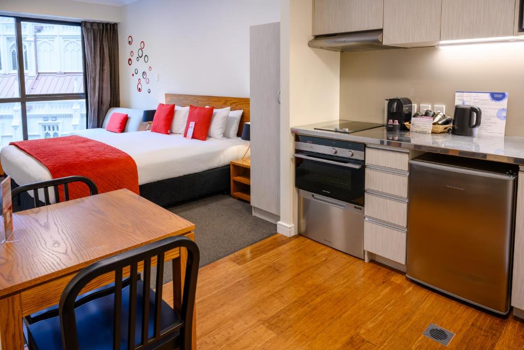Kuchyň nebo kuchyňský kout v ubytování Boulcott Suites