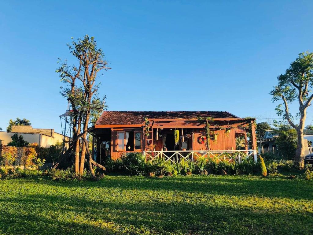 an old house sitting in the middle of a field at DuGiang Homestay in Buon Ma Thuot