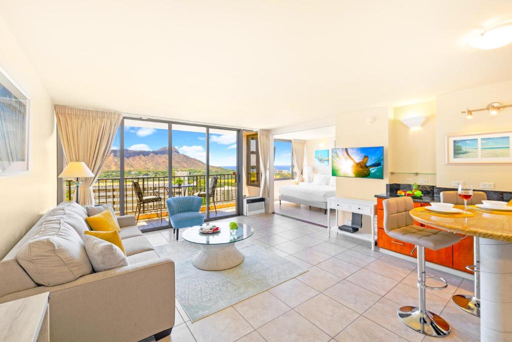 ホノルルにあるDiamond Head Views Retreat with Free Parking & Near Waikiki Beach!のソファとテーブルのあるリビングルーム