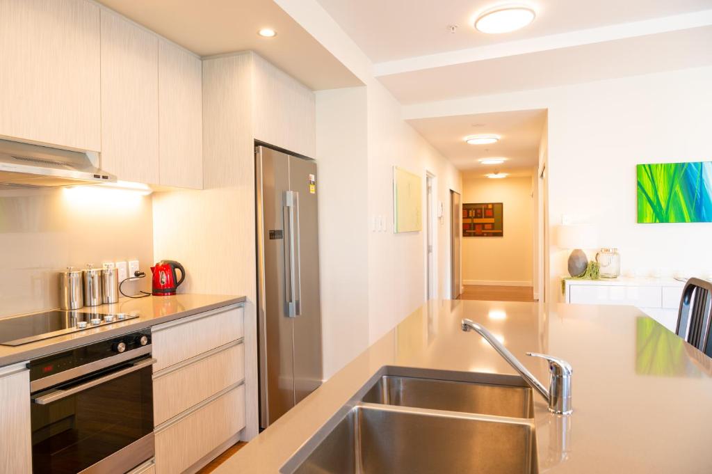 Kuchyň nebo kuchyňský kout v ubytování Boulcott Suites
