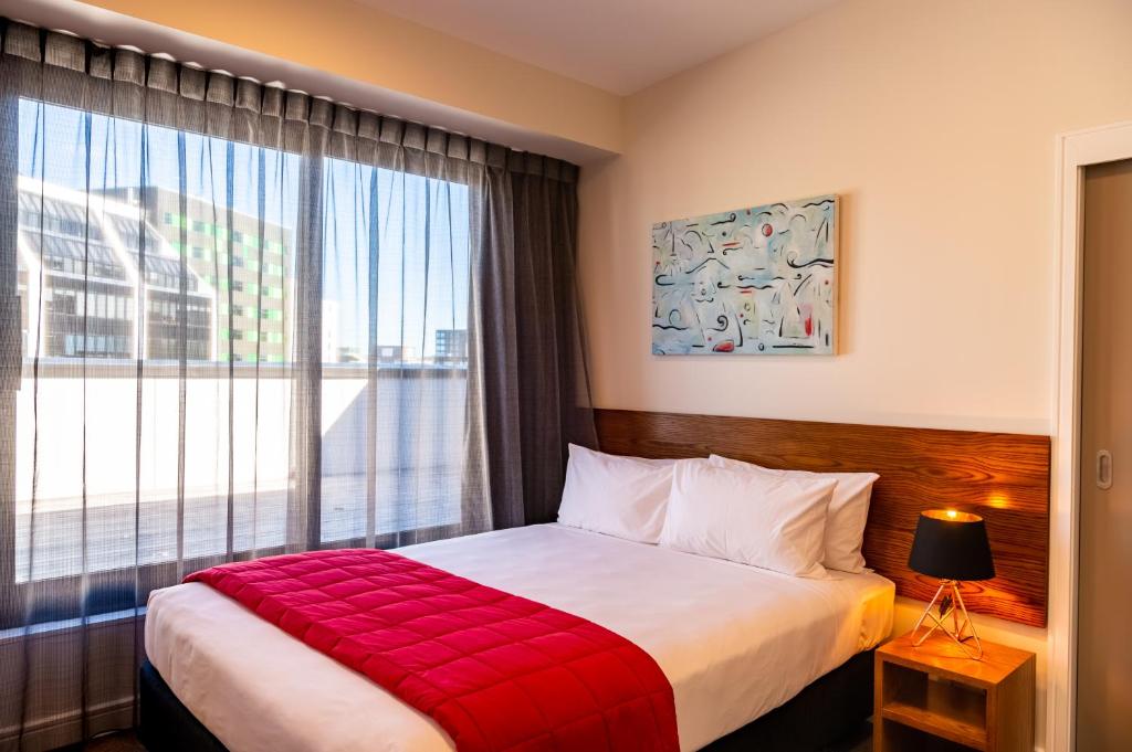 Postel nebo postele na pokoji v ubytování Boulcott Suites