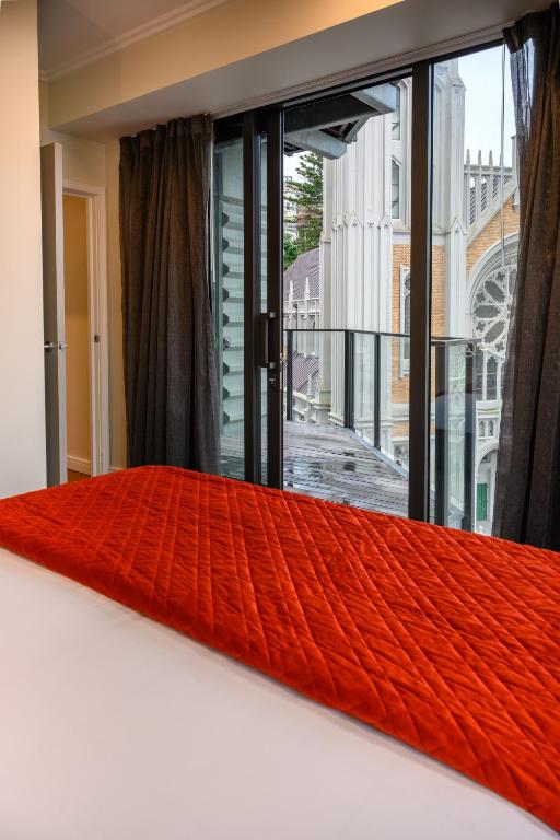 Postel nebo postele na pokoji v ubytování Boulcott Suites