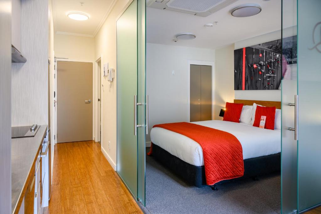 Postel nebo postele na pokoji v ubytování Boulcott Suites