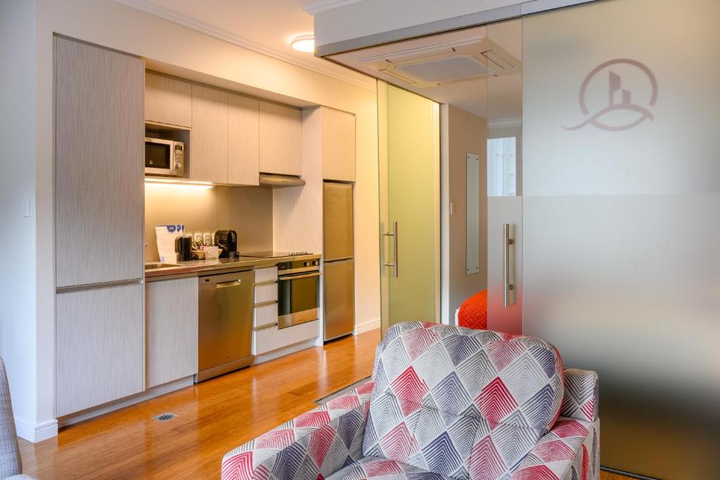 Kuchyň nebo kuchyňský kout v ubytování Boulcott Suites
