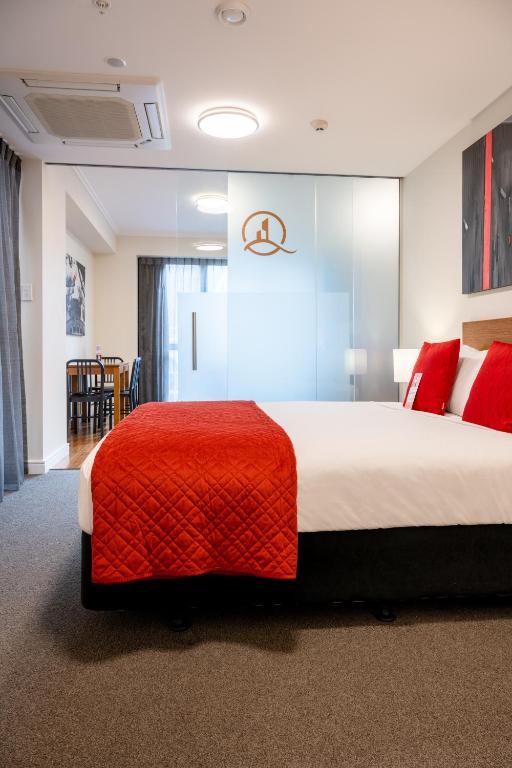 Postel nebo postele na pokoji v ubytování Boulcott Suites