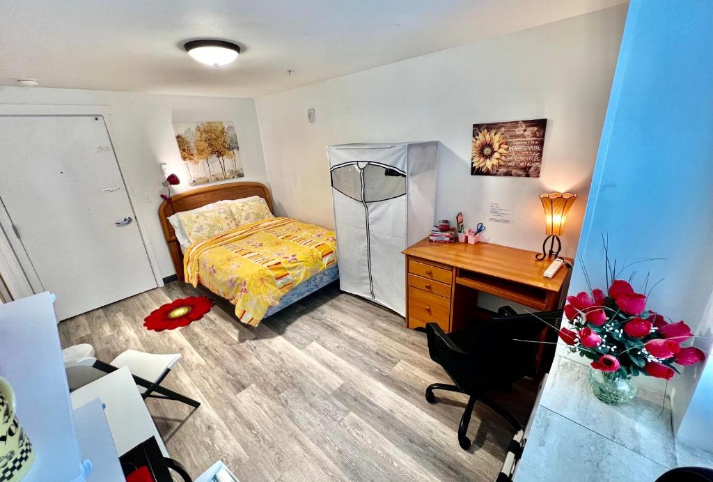 ein kleines Schlafzimmer mit einem Bett und einem Schreibtisch in der Unterkunft Studio Apartment 10 Minutes Walk to University of Washington in Seattle