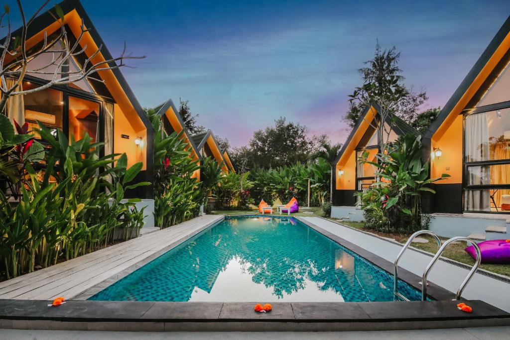 uma imagem de uma piscina em frente a uma casa em Le Cielo Resort Umalas by Maviba em Canggu