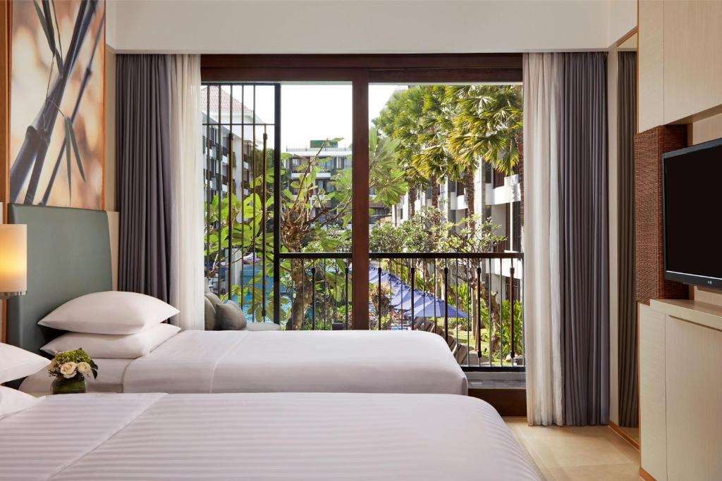 Postel nebo postele na pokoji v ubytování Courtyard by Marriott Bali Seminyak Resort