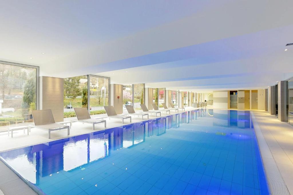 Bazén v ubytování Parc Hotel Alvisse nebo v jeho okolí