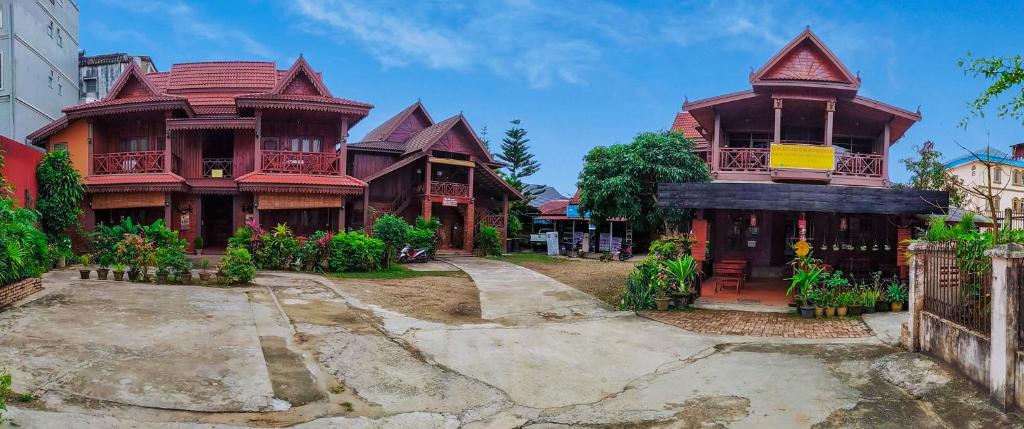 un grupo de casas con techos rojos en Zuela Guesthouse, en Luang Namtha