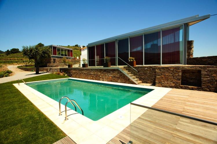 a swimming pool in front of a house at Casa Da Quinta De Vale D' Arados in Mesão Frio