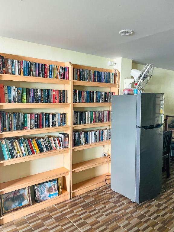 Knihovna v hostelu