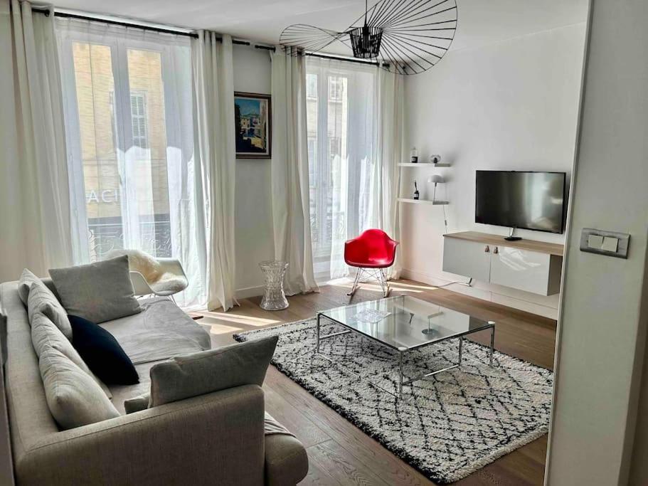 un salon avec un canapé et une télévision dans l'établissement Cosy appartement au cœur de Marseille - Paradis, à Marseille