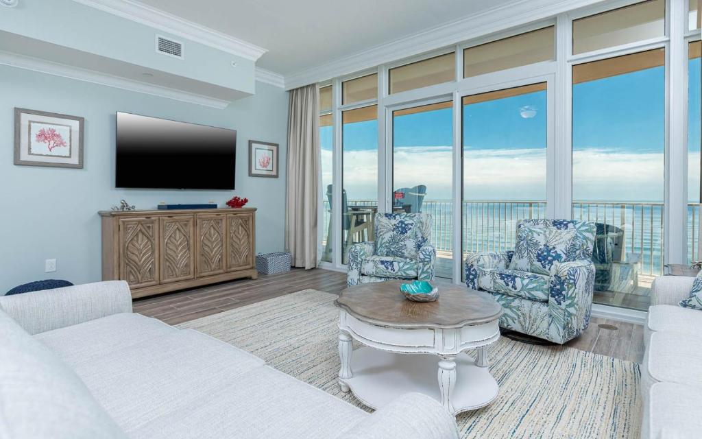 Μια τηλεόραση ή/και κέντρο ψυχαγωγίας στο Phoenix Orange Beach II 1002 condo