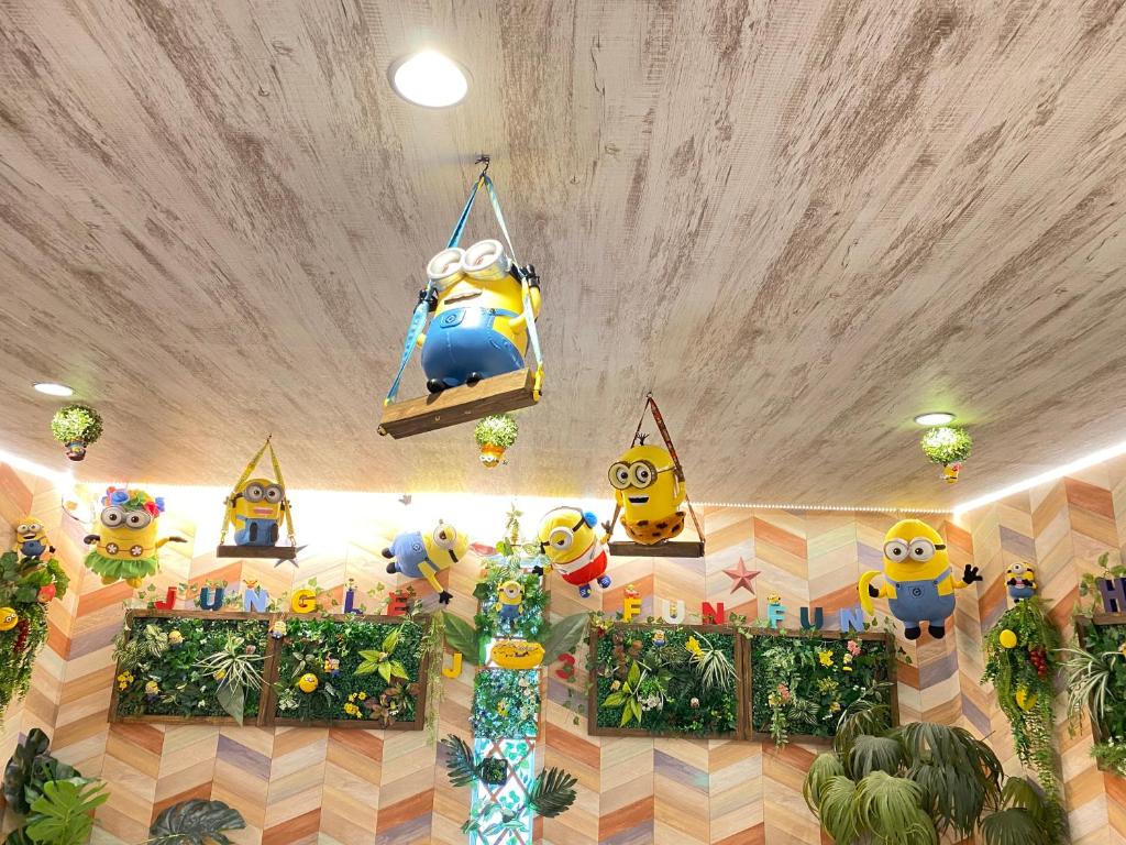 une chambre avec un groupe d'animaux rembourrés suspendus au plafond dans l'établissement Hotel Jungle fun fun, à Osaka