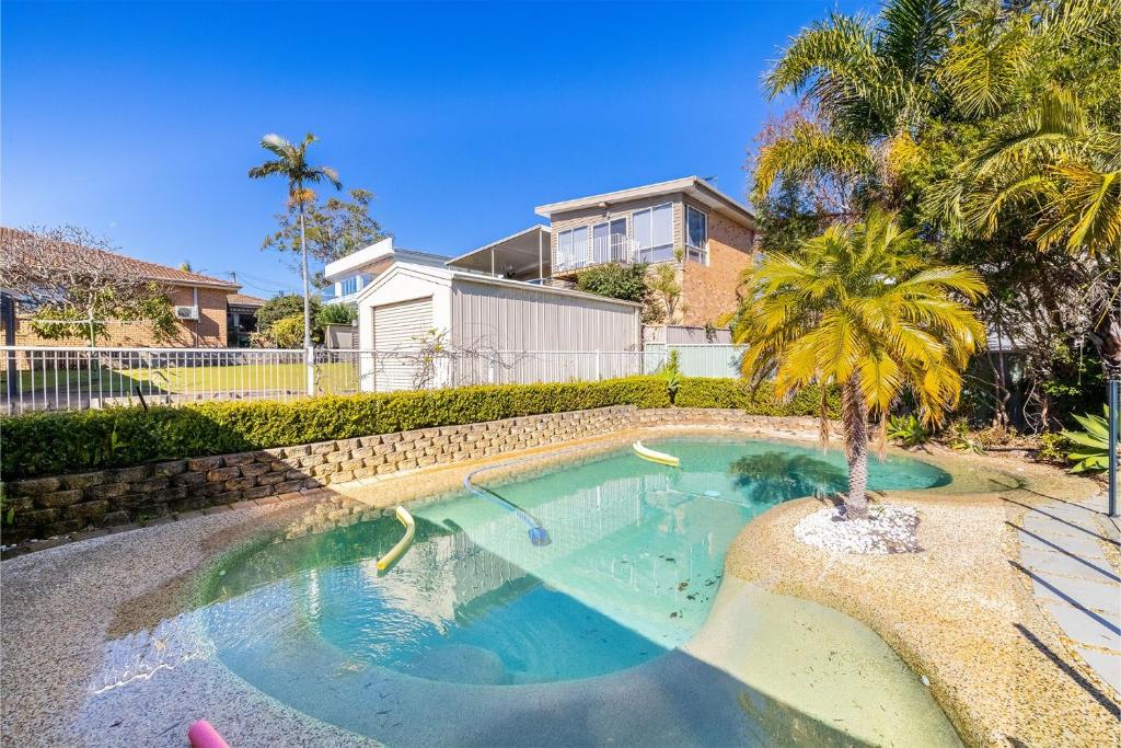 Bazén v ubytování 33 Gloucester St - Beautifully furnished house with stunning views and a pool nebo v jeho okolí