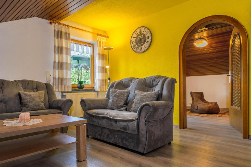 ein Wohnzimmer mit 2 Stühlen und einem Tisch in der Unterkunft Ferienwohnungen Gstöttner in Bodenmais