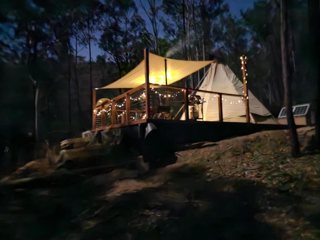 PuttyCosy Teepee to reconnect with Nature!的夜晚在树林里搭帐篷