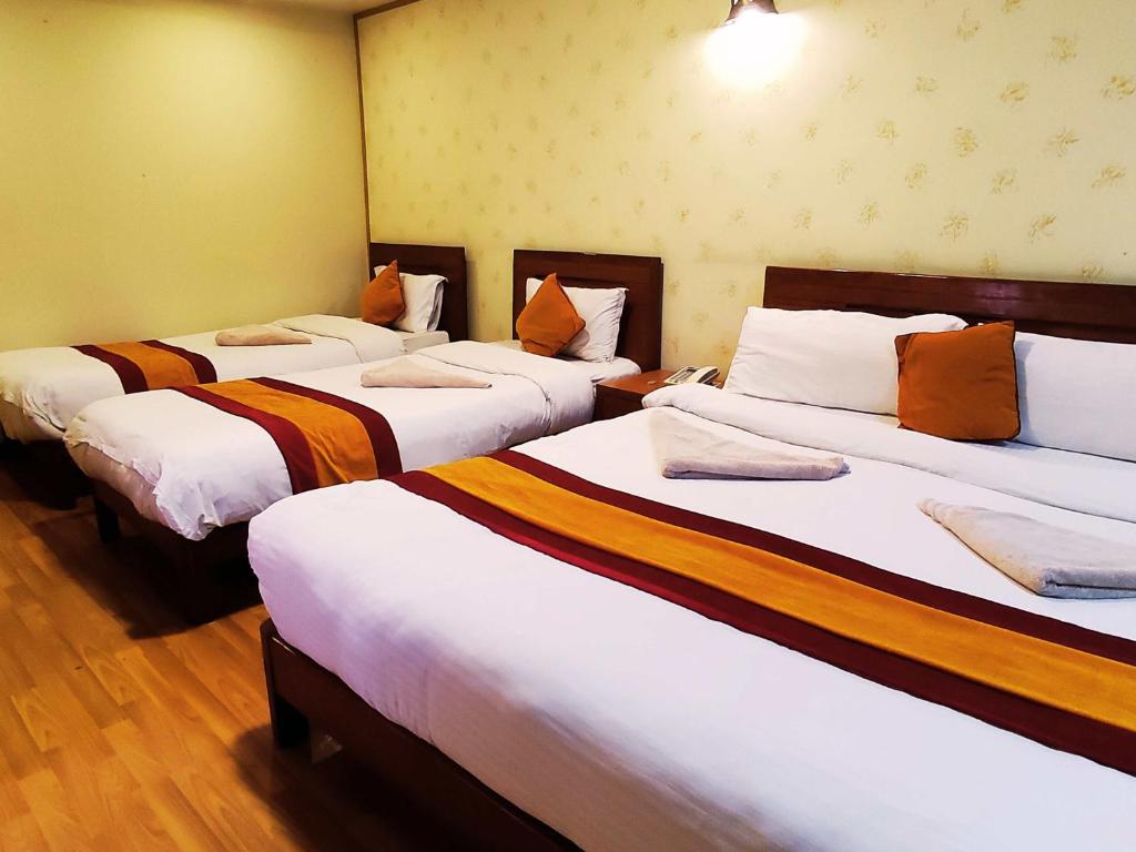 Postel nebo postele na pokoji v ubytování Royal Kings Hotel