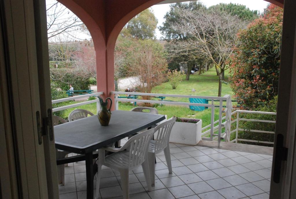 un tavolo e sedie su un portico con vista di Apartment Circe a Sabaudia