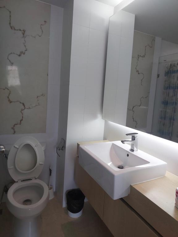 Vonios kambarys apgyvendinimo įstaigoje Atlantis Condo Resort Атлантис кондо резорт