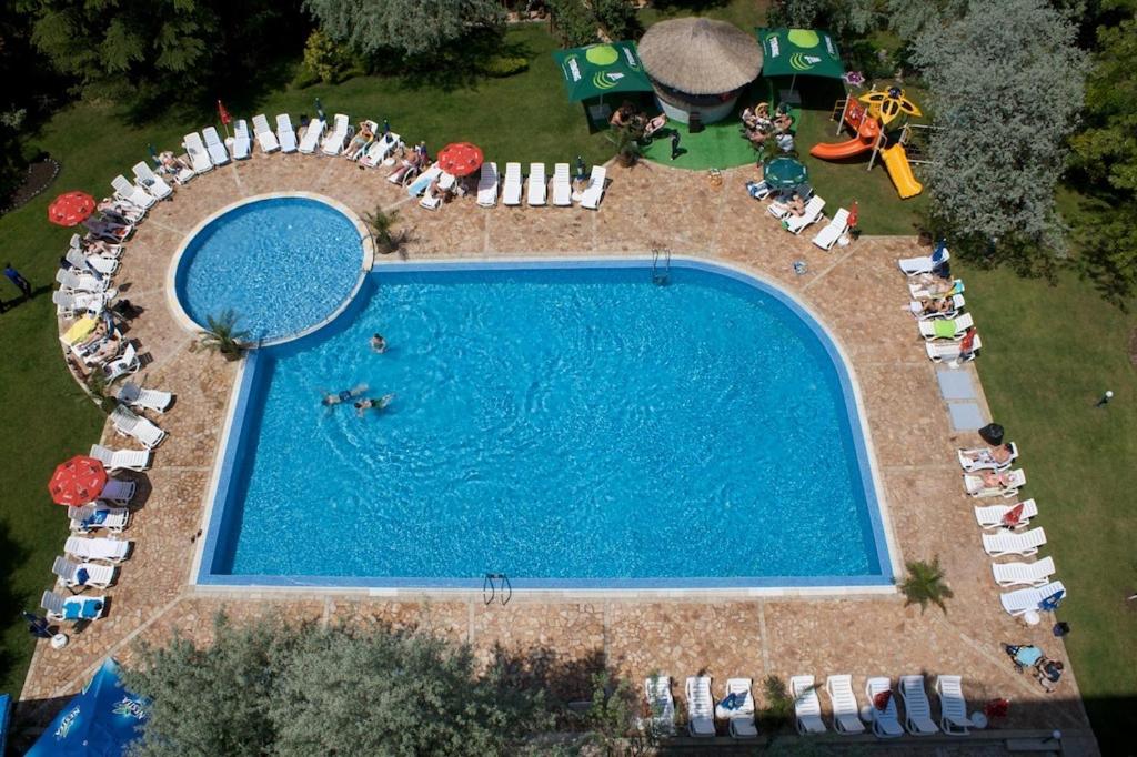 Bazén v ubytování Dunav Hotel nebo v jeho okolí