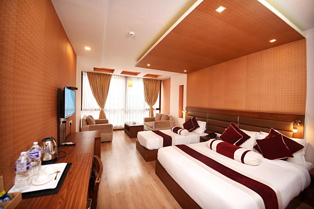 una camera d'albergo con due letti e un tavolo di The Address Kathmandu Hotel a Kathmandu