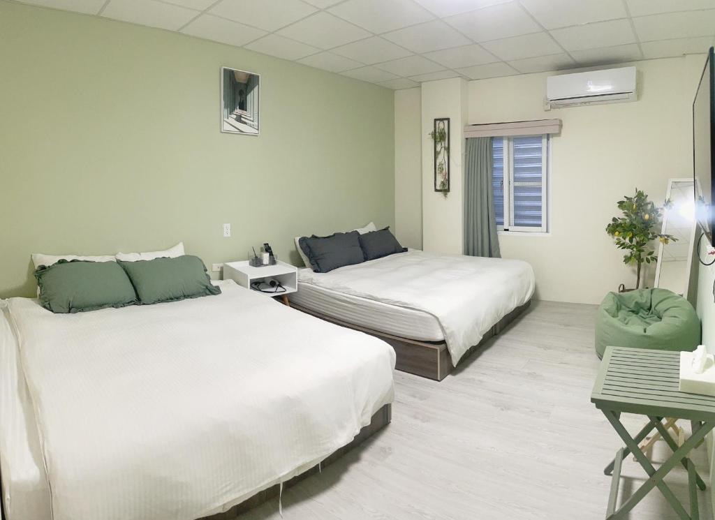 綠島鄉的住宿－有風小院，酒店客房设有两张床和一张桌子。