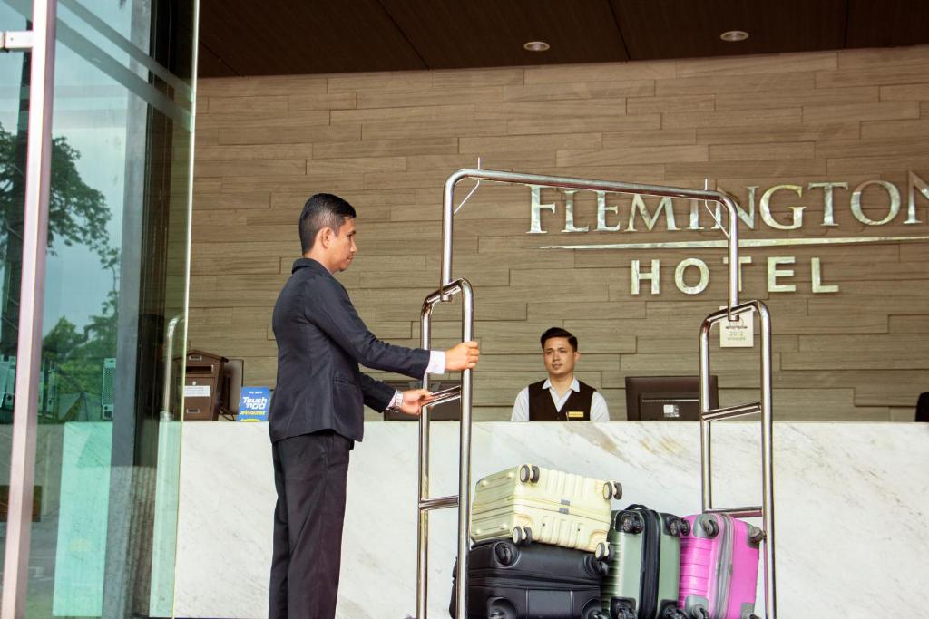 Členové personálu v ubytování Flemington Hotel