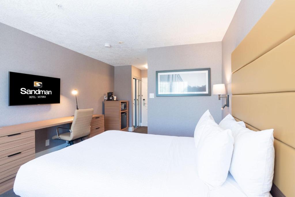 Postel nebo postele na pokoji v ubytování Sandman Hotel Victoria