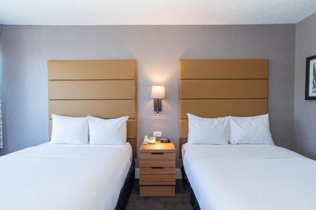 Postel nebo postele na pokoji v ubytování Sandman Hotel Victoria